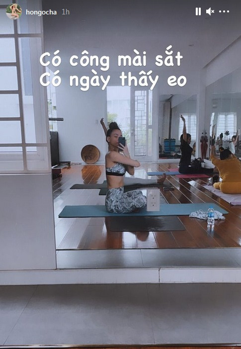 br/> "Có công mài sắt, có ngày thấy eo", sau nhiều lần đăng hình phải can thiệp đến photoshop méo tường thì giờ đây "nữ hoàng giải trí" đã tự tin khoe vòng eo săn chắc, cuồn cuộn. Đây là kết quả của việc chăm chỉ tập luyện lẫn chế độ ăn hợp lý trong khoảng 3 tháng.