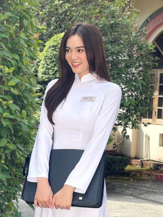 Ninh Dương Lan Ngọc hoá nữ sinh dịu dàng với tà áo dài trắng.