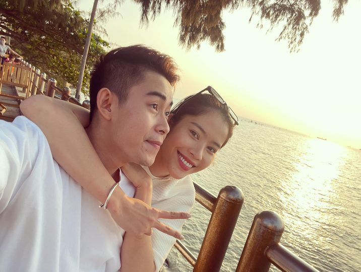 Nam em và bạn trai đi du lịch.