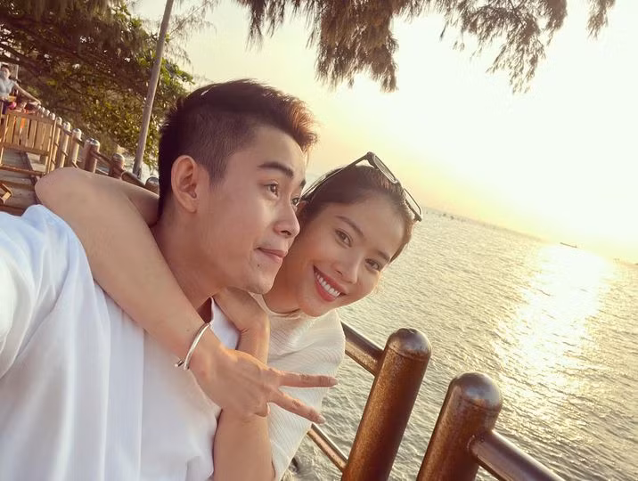 Nam em và bạn trai đi du lịch.