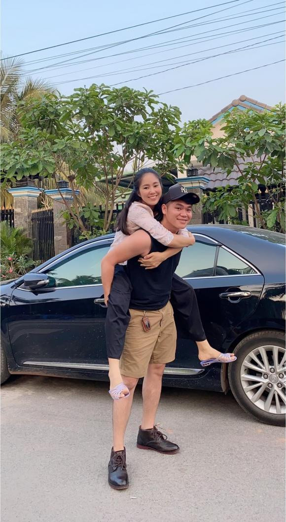 Lê Phương được chồng trẻ cõng. 