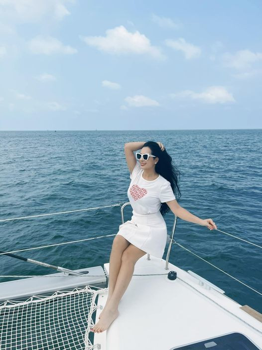 Cựu mẫu Thuý Hằng tận hưởng không gió khí biển mới chớm hè.