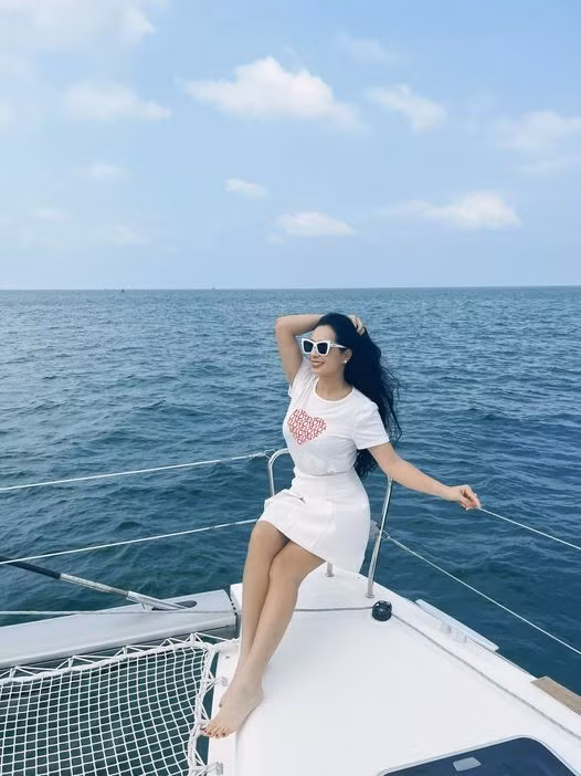 Cựu mẫu Thuý Hằng tận hưởng không gió khí biển mới chớm hè.