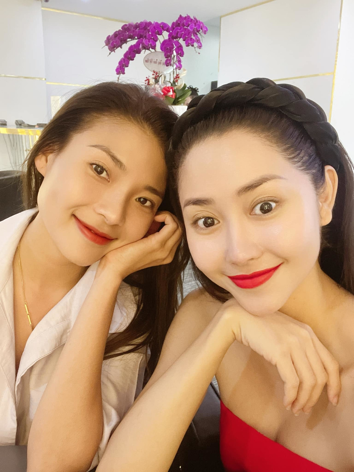 Diễn viên Tường Vi đọ sắc cùng Thuý Diễm.