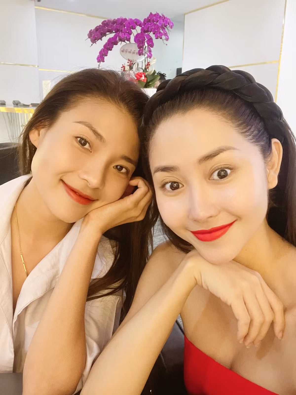 Diễn viên Tường Vi đọ sắc cùng Thuý Diễm.