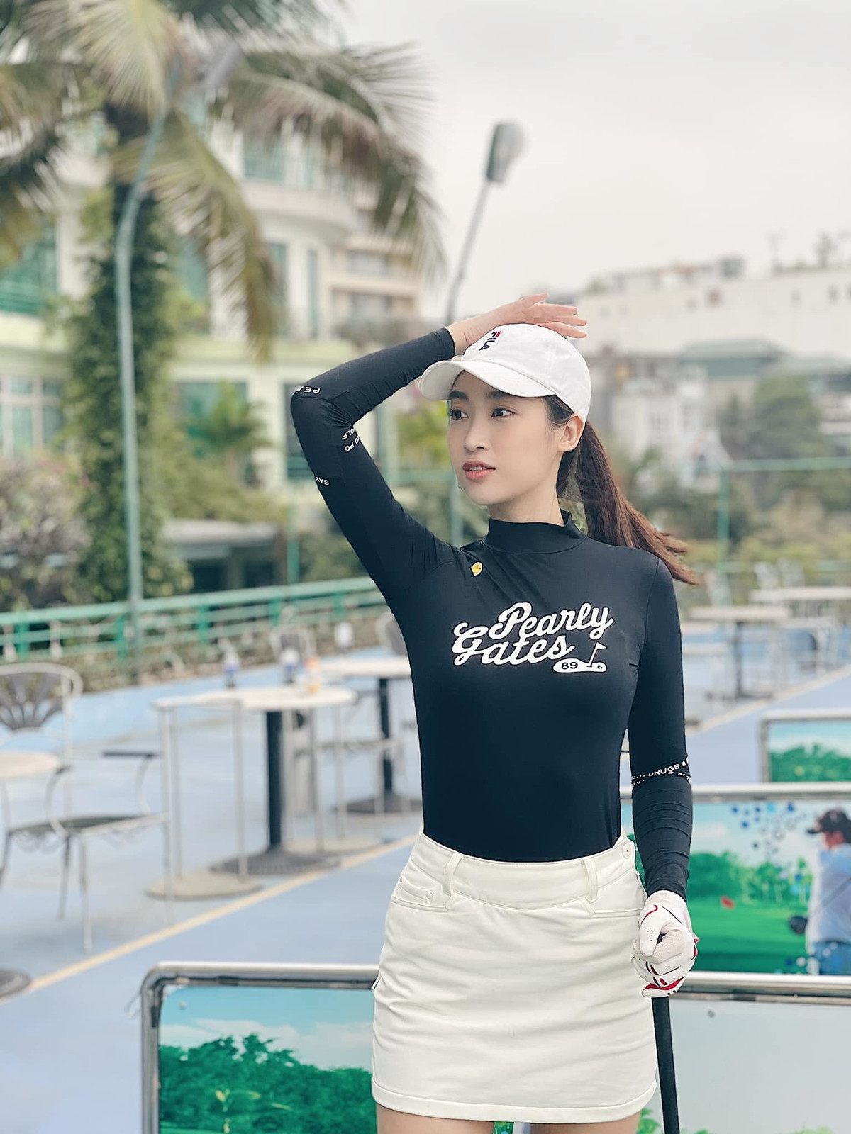 Hoa hậu Đỗ Mỹ Linh đẹp hút hồn khi đi chơi golf.