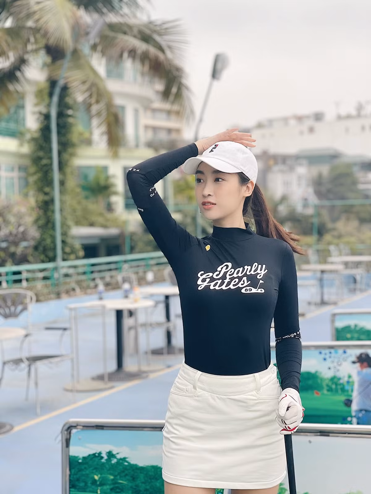 Hoa hậu Đỗ Mỹ Linh đẹp hút hồn khi đi chơi golf.