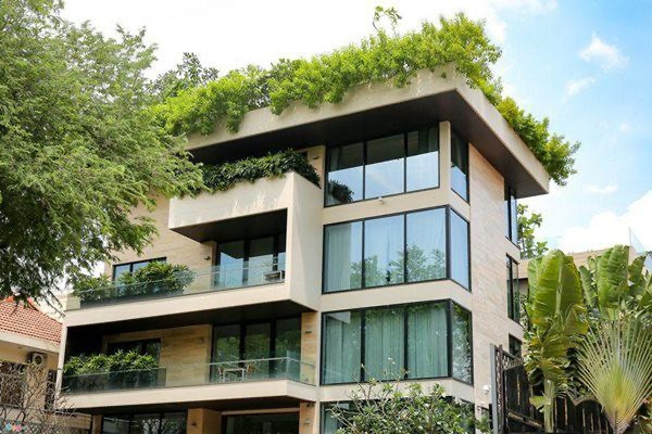 Gia đình hoa hậu hiện đang sống trong một căn biệt thự nằm ở vị trí đắc địa, thuộc khu phố đắt đỏ Quận 1, TP.HCM. Nhìn từ bên ngoài, biệt thự của vợ chồng Thu Thảo bề thế và hoành tráng với thiết kế chú trọng sinh thái, sân vườn rộng rãi nhiều cây cối, hoa lá. Bên trong không gian biệt thự được thiết kế trẻ trung nhưng không kém phần sang trọng. 