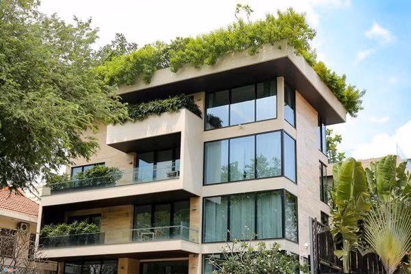 Gia đình hoa hậu hiện đang sống trong một căn biệt thự nằm ở vị trí đắc địa, thuộc khu phố đắt đỏ Quận 1, TP.HCM. Nhìn từ bên ngoài, biệt thự của vợ chồng Thu Thảo bề thế và hoành tráng với thiết kế chú trọng sinh thái, sân vườn rộng rãi nhiều cây cối, hoa lá. Bên trong không gian biệt thự được thiết kế trẻ trung nhưng không kém phần sang trọng. 