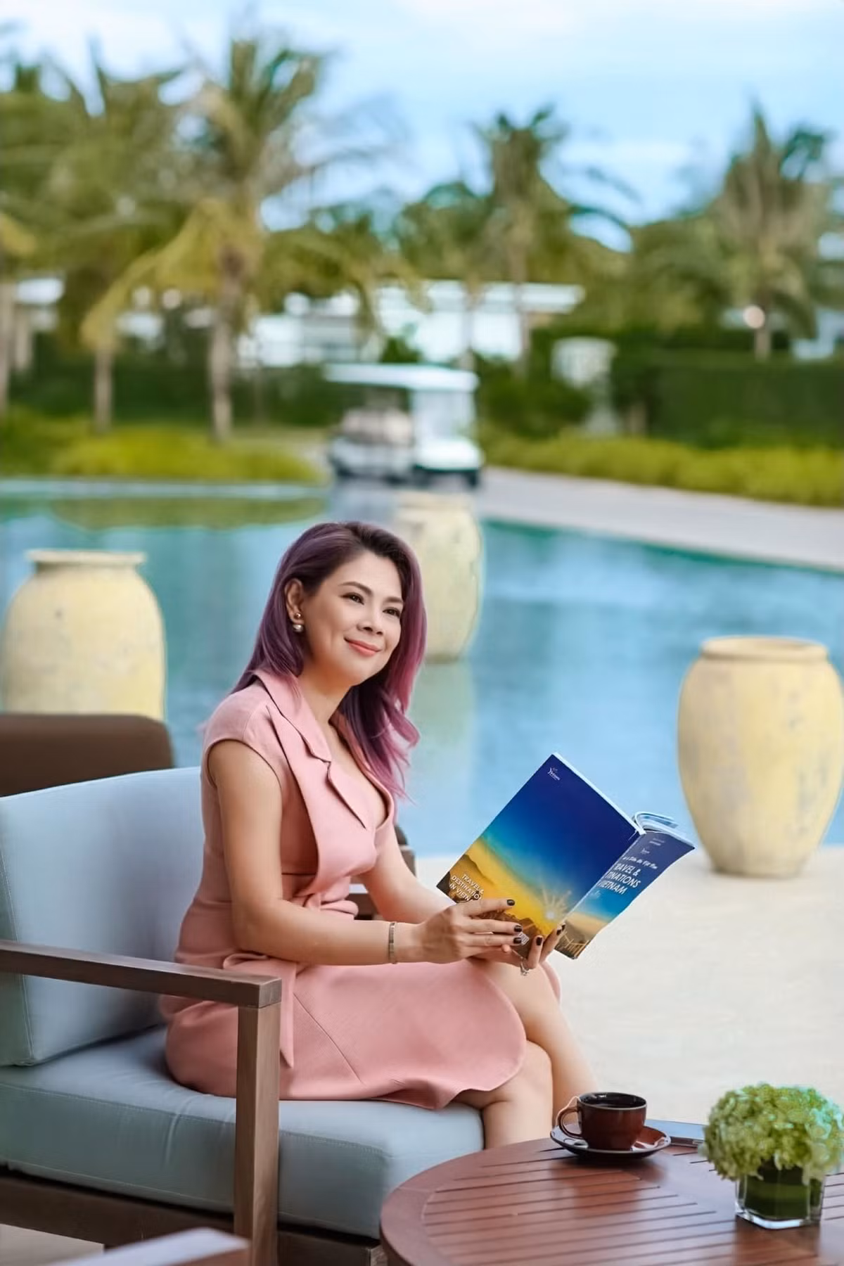 Thanh Thảo đọc sách, tạm gác âu lo trong cuộc sống.