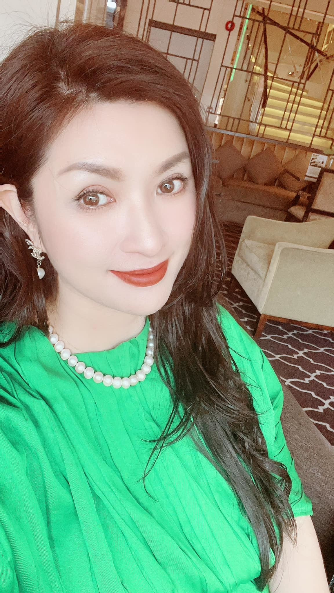 Nguyễn Hồng Nhung đẹp sang chảnh. 