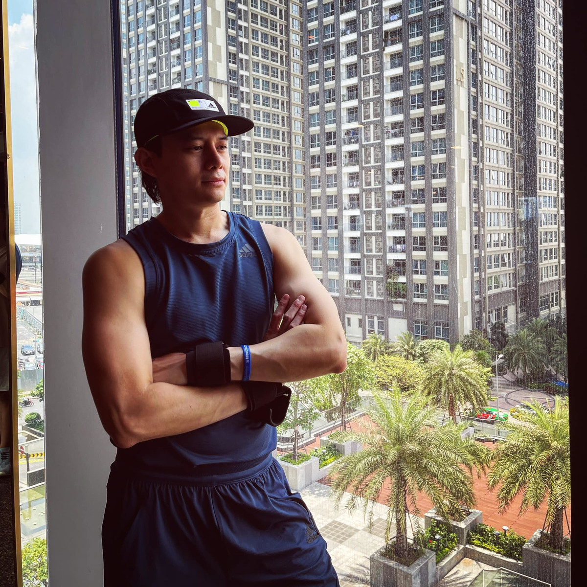 Anh Dũng tập gym tại nhà.