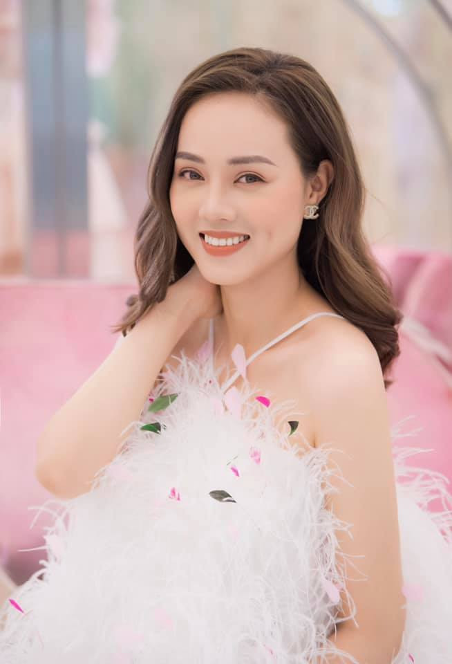 Ngọc Hà - vợ NSND Công Lý viết: ''Nhân gian họ giỏi đặt điều... Nói em xinh đẹp, yêu kiều dễ thương''.