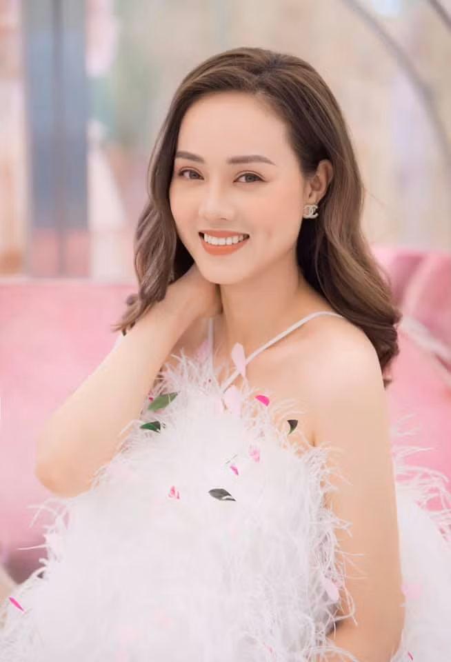 Ngọc Hà - vợ NSND Công Lý viết: ''Nhân gian họ giỏi đặt điều... Nói em xinh đẹp, yêu kiều dễ thương''.