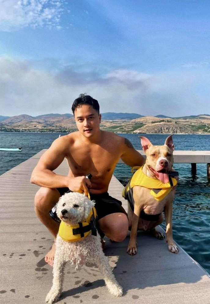 Cao Thái Sơn khoe hình thể khỏe khoắn bên 2 chú chó cưng tại Mỹ.