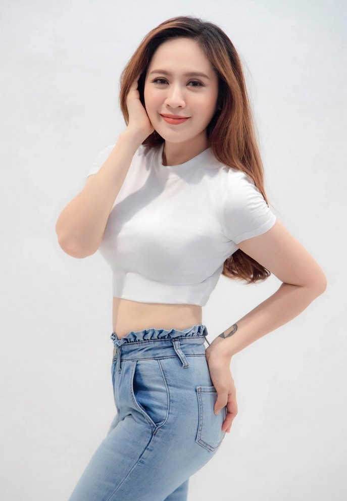 Sau 18 năm, bà xã diễn viên Đức Thịnh ngày càng mặn mà, quyến rũ. Cô vẫn giữ được săc vóc thon gọn nhờ chăm tập thể dục, yoga mỗi ngày.