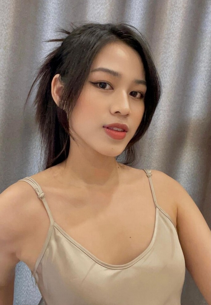 Đỗ Thị Hà tập tành trang điểm, vẽ mắt trong những ngày giãn cách tại nhà.