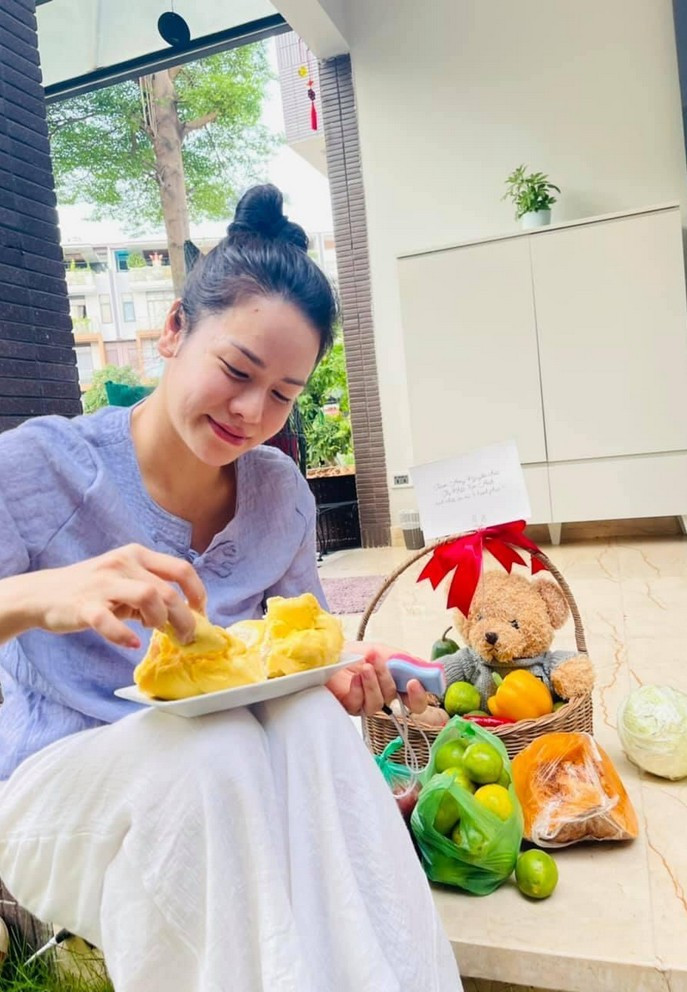 Nhật Kim Anh đón tuổi mới bình yên. Cô vui vì được tặng quà toàn trái cây ưa thích.