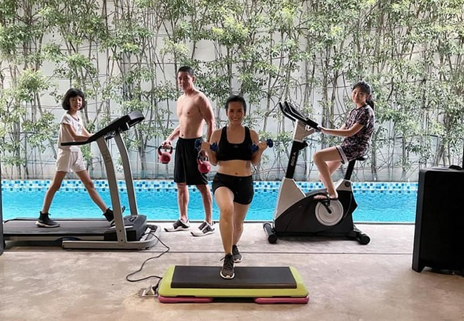 Gia đình MC Bình Minh - Anh Thơ ý thức tập luyện thể dục nâng cao sức khỏe trong mùa dịch.