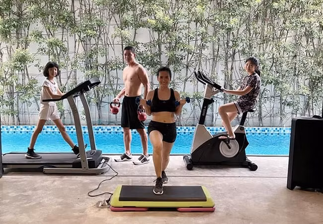 Gia đình MC Bình Minh - Anh Thơ ý thức tập luyện thể dục nâng cao sức khỏe trong mùa dịch.
