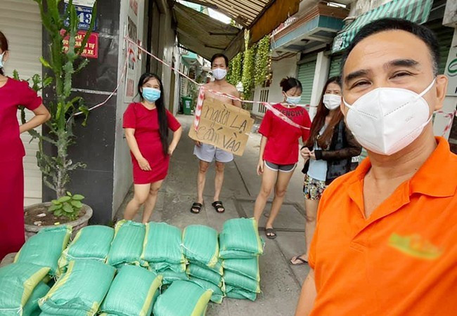 Quyền Linh tiếp tục với hành trình thiện nguyện giúp đỡ người dân khu bị phong tỏa.