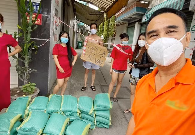 Quyền Linh tiếp tục với hành trình thiện nguyện giúp đỡ người dân khu bị phong tỏa.