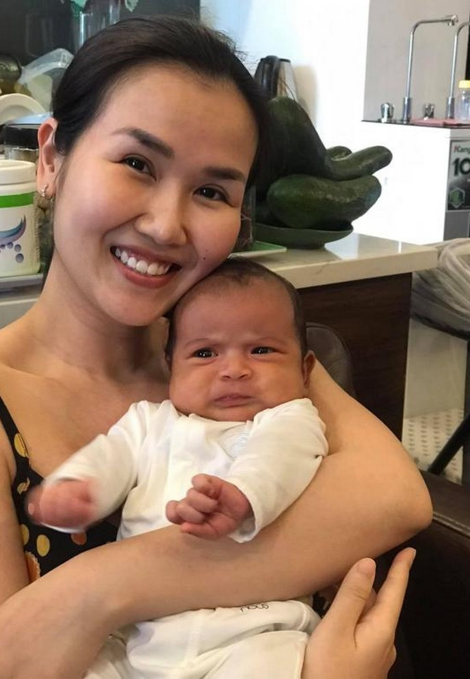 Con gái Võ Hạ Trâm khiến nhiều người bật cười với loạt biểu cảm "khó đỡ" khi lần đầu chụp ảnh cùng mẹ.