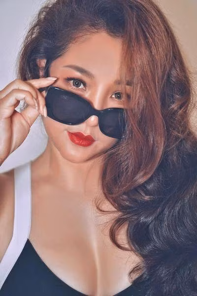 Danh hài Thúy Nga khoe khéo đường cong cơ thể "vòng nào ra vòng nấy" nuột hơn gái 18. Không ngạc nhiên khi bộ ảnh nhận được lượng tương tác lớn và sự quan tâm của người hâm mộ.