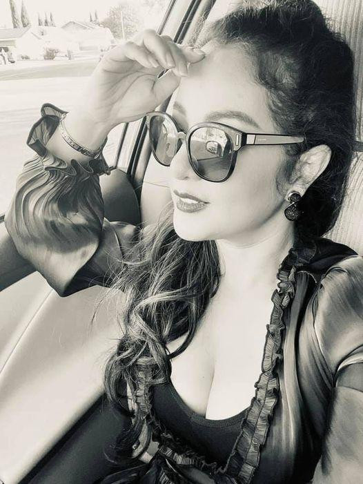 Cô chuộng trang phục khoe vòng 1 "khủng" và cũng rất biết căn góc khi chụp hình để lộ lợi thế hình thể này.