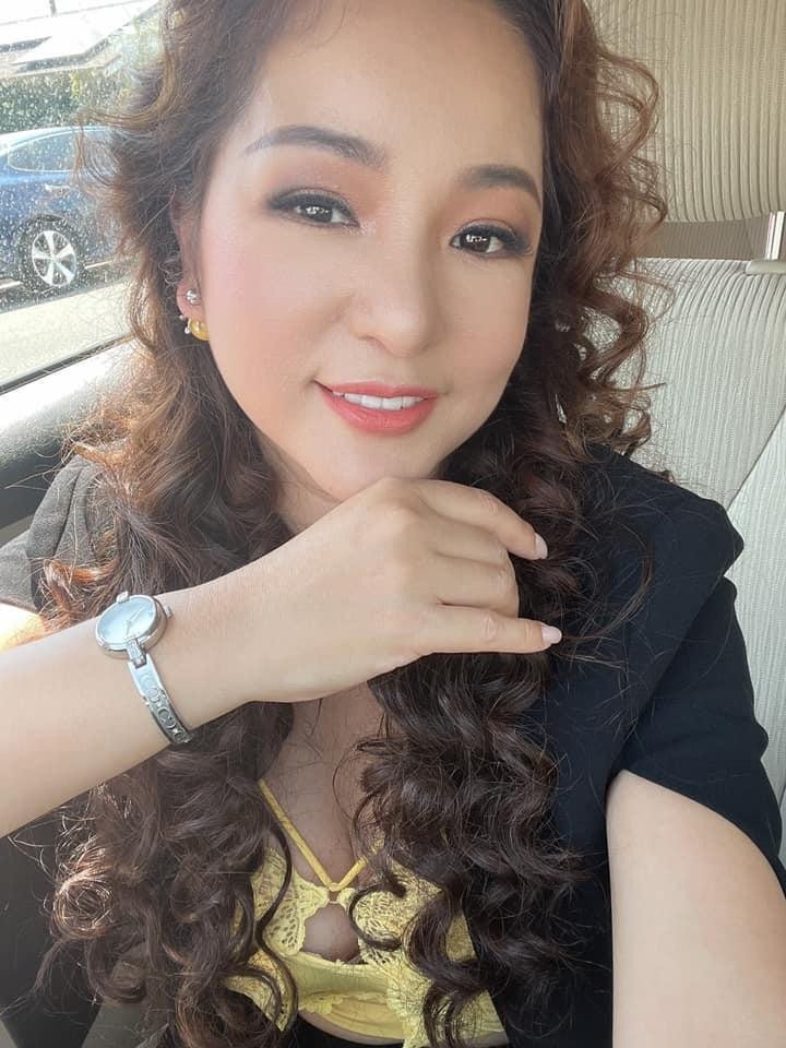 Chăm theo dõi trang cá nhân của Thúy Nga, dễ thấy nữ danh hài sinh năm 1976 thường ngày ăn mặc khá giản dị nhưng không thiếu vẻ sexy.