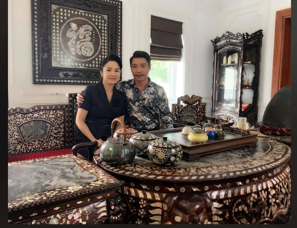 Đấu đá trên phim là thế nhưng NSND Thu Hà và NSND Công Lý cũng có những khoảnh khắc thân thiết ở hậu trường thế này. Ngày cưới Công Lý hồi đầu tháng 1/2021, NSND Thu Hà cũng tới dự để chúc mừng hạnh phúc đồng nghiệp.