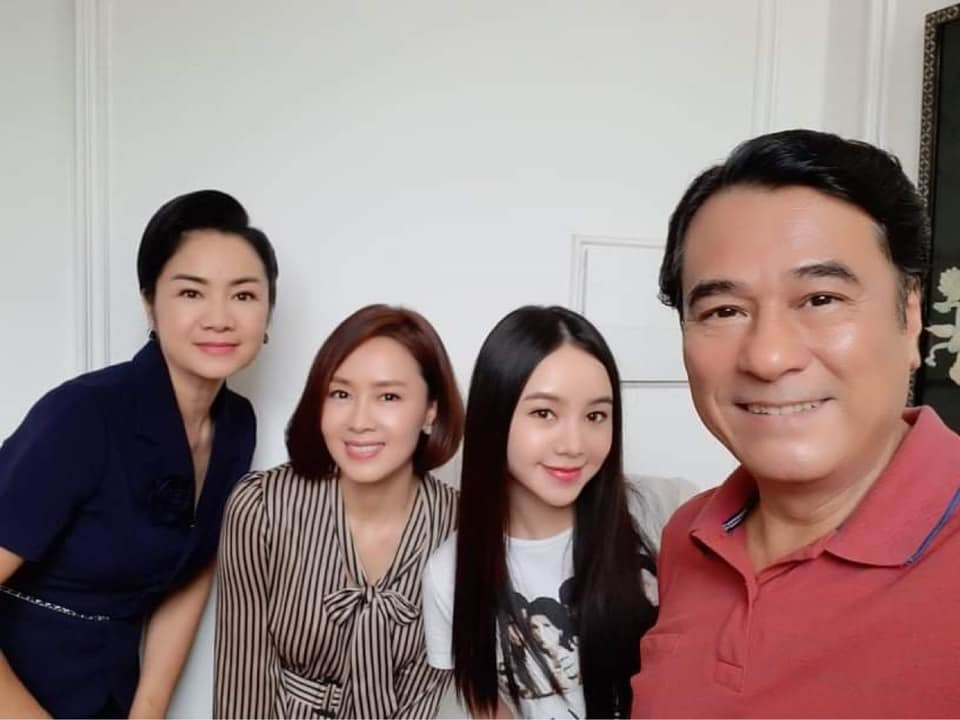 NSND Thu Hà chia sẻ với VietNamNet: "Không chỉ với mọi người đâu mà bản thân tôi cũng bất ngờ. Trong quá trình làm phim tôi cũng vất vả hơn mọi người vì vai diễn với cá tính như vậy nhưng gần như tôi không bao giờ ngó vào monitor vì không có thời gian. Đến bối cảnh, tôi chỉ tập trung vào lời thoại và diễn xuất nên cũng không xem lại hình ảnh của mình. Nhưng vừa làm tôi cũng vừa lo lắng lắm. Hôm họp báo bản thân tôi cũng ngỡ ngàng và cảm giác thở phào dù chỉ mới xem lại vài đoạn phim bởi hình hài nhân vật và thành quả bước đầu của mình đã bắt đầu nhìn thấy.