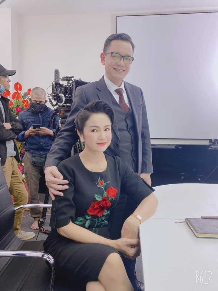 NSND Thu Hà cũng không thiếu những khoảnh khắc thân thiết ở hậu trường với hai người bạn diễn Phạm Cường và Trần Đức.