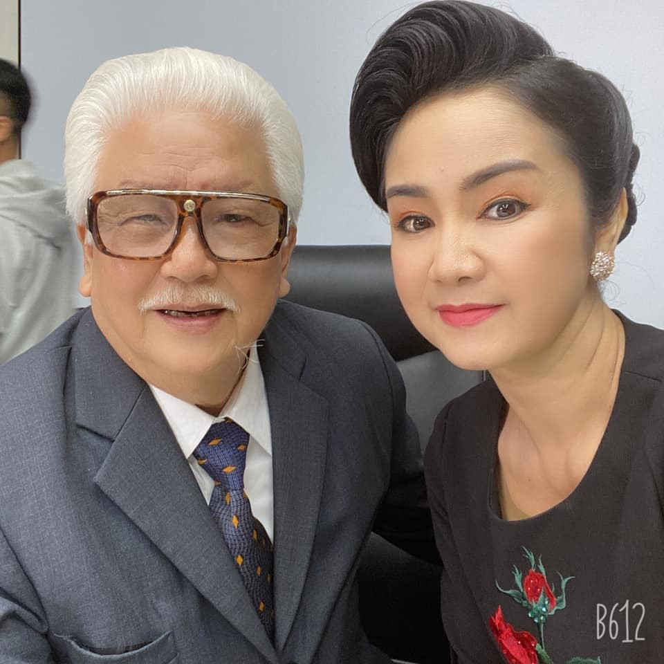 Trên phim, NSƯT Đức Trung - 81 tuổi vào vai bố chồng của NSND Thu Hà. "Ông tuyệt vời lắm! Lúc nào cũng bảo hôm nay làm tốt để về nhanh xem phim với bà ấy ở nhà!", nữ diễn viên chia sẻ về NSƯT Đức Trung.