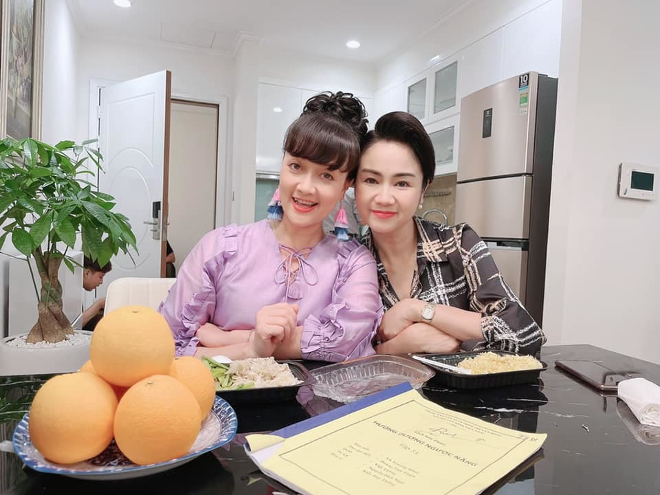 Là tình địch trên phim nhưng Bạch Cúc và Diễm Loan ngoài đời cũng có những khoảnh khắc thân mật ở hậu trường thế này.