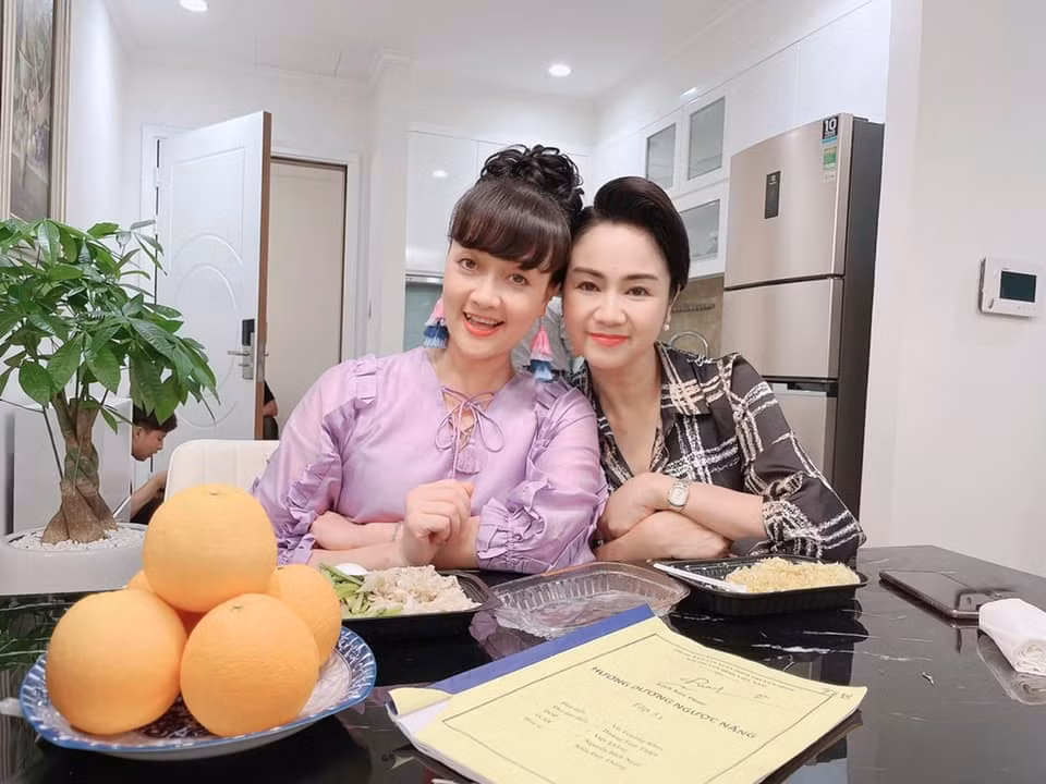 Là tình địch trên phim nhưng Bạch Cúc và Diễm Loan ngoài đời cũng có những khoảnh khắc thân mật ở hậu trường thế này.