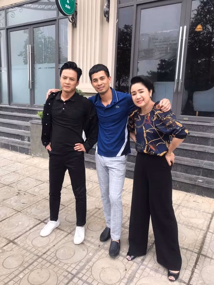 NSND Thu Hà cùng Hồng Đăng và Mạnh Cường - hai bạn diễn trên phim và cũng là hai đồng nghiệp ở Nhà hát Kịch Hà Nội. Nghiêm ngắn, căng thẳng trên phim nhưng ở hậu trường bà Bạch Cúc tạo dáng rất hài hước bên hai đàn em.