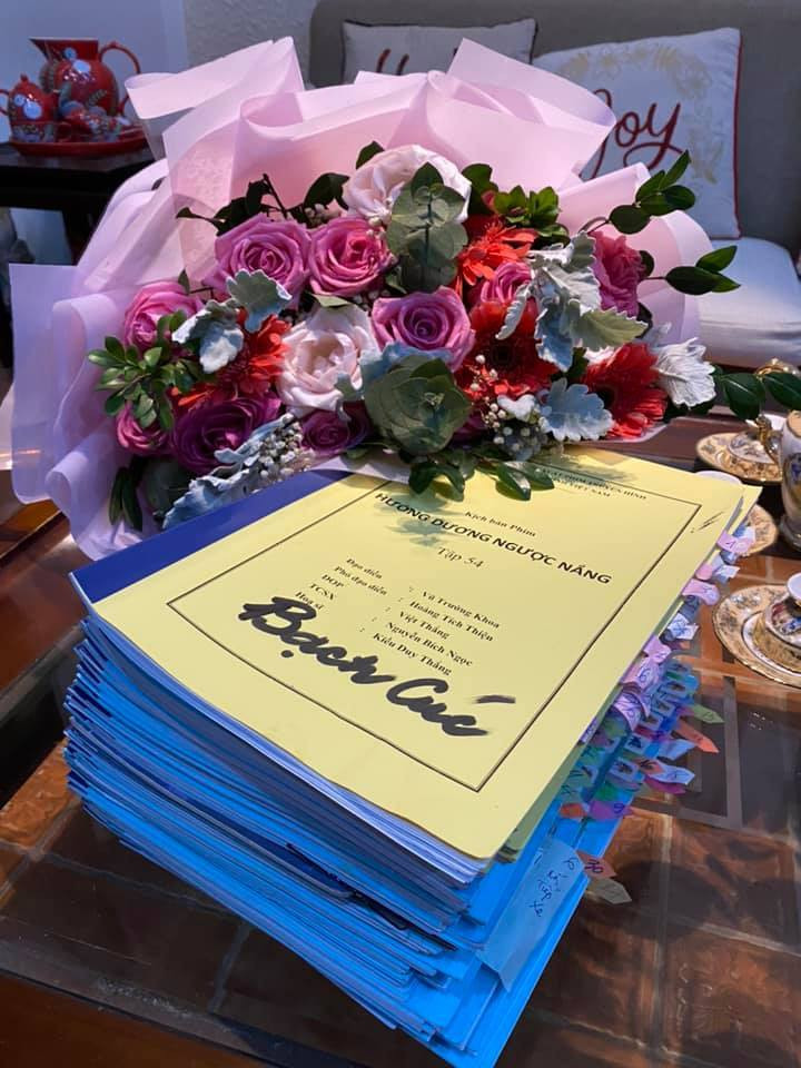 Chia sẻ tập kịch bản chất chồng kèm các hình ảnh trong quá trình quay phim NSND Thu Hà viết: "Những bông hoa Hướng dương ngược nắng tạm xa nhau nhé. Hy vọng chúng ta sẽ gặp lại nhau ở một câu chuyện khác, một thân phận khác. Nhớ lắm những chuỗi ngày bên nhau, vui buồn, căng thẳng, vì nhau.... để có một bộ phim mà khán giả mong ngóng hàng đêm. Cảm ơn gia đình Hướng dương ngược nắng đã cho mình thêm một cái tên Bạch Cúc, cảm ơn khán giả đã dành nhiều ưu ái cho bộ phim".