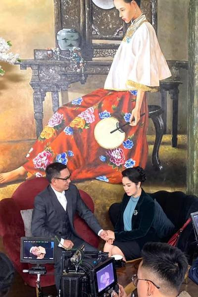 Trở lại màn ảnh sau 5 năm vắng bóng, NSND Thu Hà vào vai Bạch Cúc, một người phụ nữ tài giỏi, sắc sảo, mạnh mẽ nhưng cũng không thiếu mưu mô. Trong phim, NSND Thu Hà và NSƯT Phạm Cường đóng vai cặp bạn bè thân thiết.