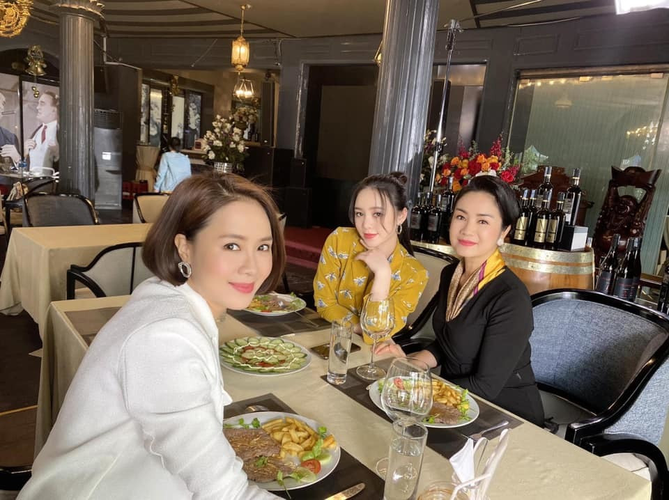 NSND Thu Hà cùng gia đình của mình trong phim Hướng dương ngược nắng. Phim sẽ khép lại sau 3 tuần phát sóng nữa, ghi dấu ấn màn ảnh đặc biệt của NSND Thu Hà khi chị lần đầu đảm nhiệm vai sắc sảo như vậy trên màn ảnh.