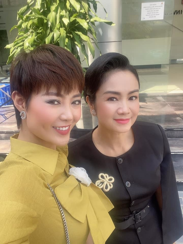 NSND Thu Hà chia sẻ những bức ảnh chụp chung với Hồng Diễm, Thanh Hương ở hậu trường phim.