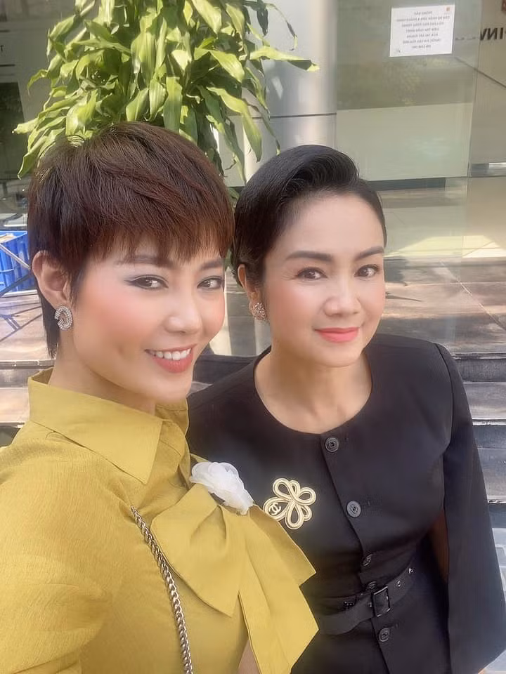 NSND Thu Hà chia sẻ những bức ảnh chụp chung với Hồng Diễm, Thanh Hương ở hậu trường phim.