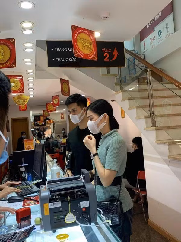 Giọng ca "Tình Lỡ" cùng bạn trai kém 12 tuổi từng lộ cảnh cùng nhau đi chọn trang sức.