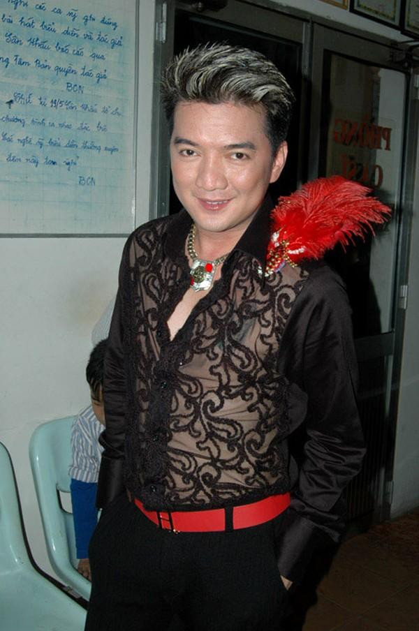 Những lần trang điểm son môi bóng khi thì hồng thâm khi thì tím thâm của Đàm Vĩnh Hưng.