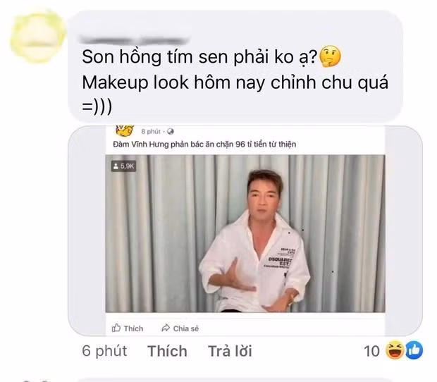 Ngoài việc tạo drama cho khán giả có cái hóng thì người xem còn soi màn make-up sến sẩm đến từ vị trí của Mr. Đàm. Có thể thấy, Đàm Vĩnh Hưng dùng son màu tím bầm cùng làn da khá trơn tru, láng mịn. Màu son hồng tím này khá khó nhằn nhưng có vẻ như được nam ca sĩ cực kì ưu ái và dùng nhiều lần.