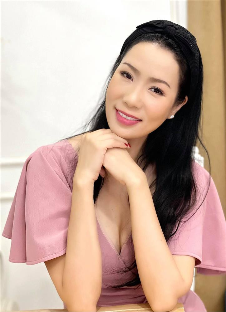 Lối make-up "sương sương" cũng được diễn viên Trịnh Kim Chi ưu ái.