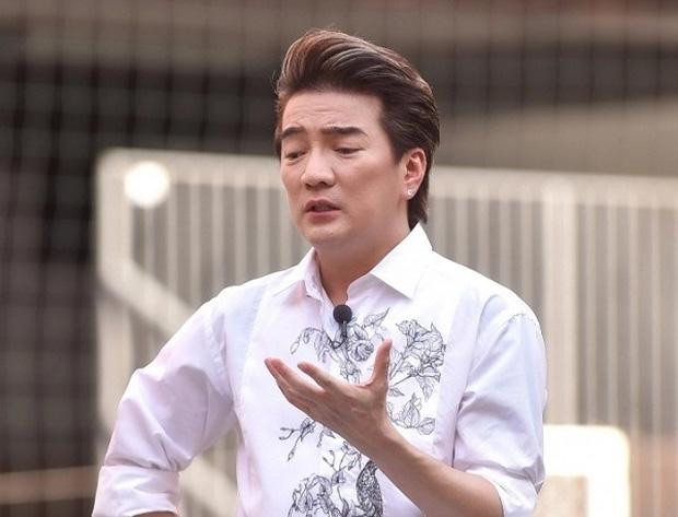 "Khi tôi gặp cô, tôi nhìn cô hơi cứng cáp chững chạc hơn tôi nên tôi gọi bằng chị. Cuối cùng tôi phát hiện cô chỉ bằng tuổi tôi thôi nên thôi không gọi bằng chị được. Tôi sẽ xưng tôi với cô như thế này. Tôi và cô có 1 điểm này giống nhau này. Còn lại khác biệt hết", nam ca sĩ nói.