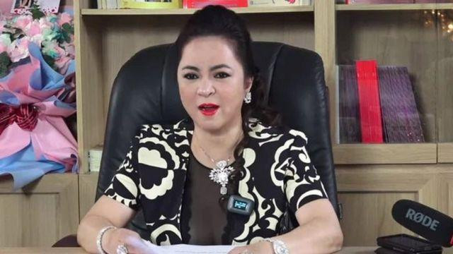 Không chạy theo kiểu makeup sương sương để hack tuổi như nhiều người, bà Phương Hằng lại là người theo chủ nghĩa hoạ mặt sắc nhất và đậm nhất có thể.