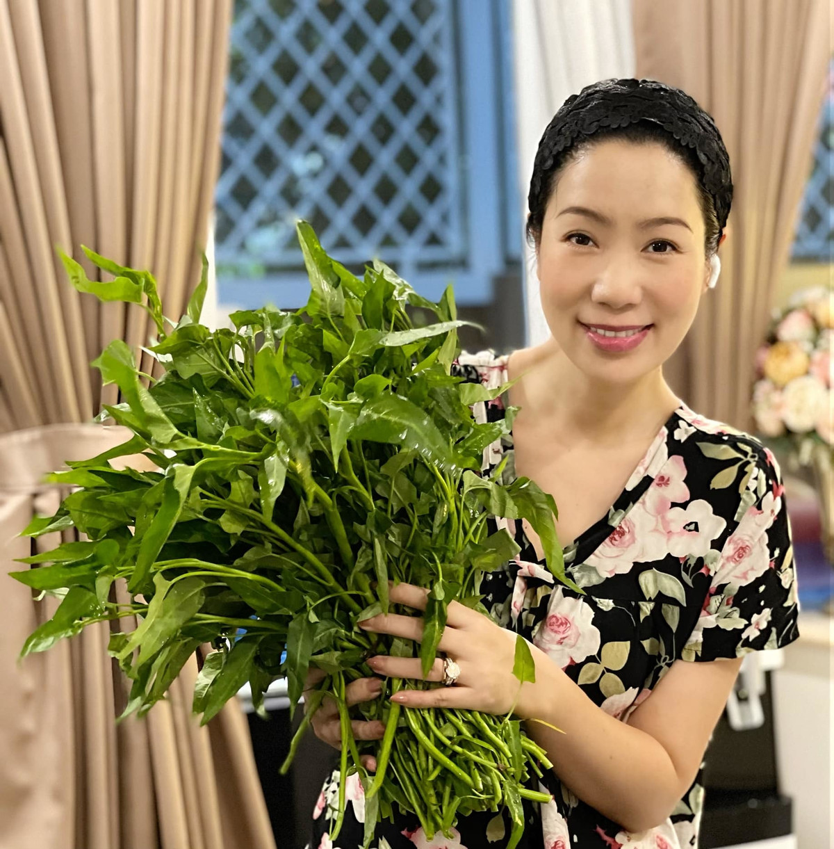 Sao Việt hôm nay 17/7: Trịnh Kim Chi xúc động tình làng nghĩa xóm mùa dịch. Dù không ai đủ đầy, dư giả nhưng luôn sống đoàn kết và trách nhiệm với nhau.