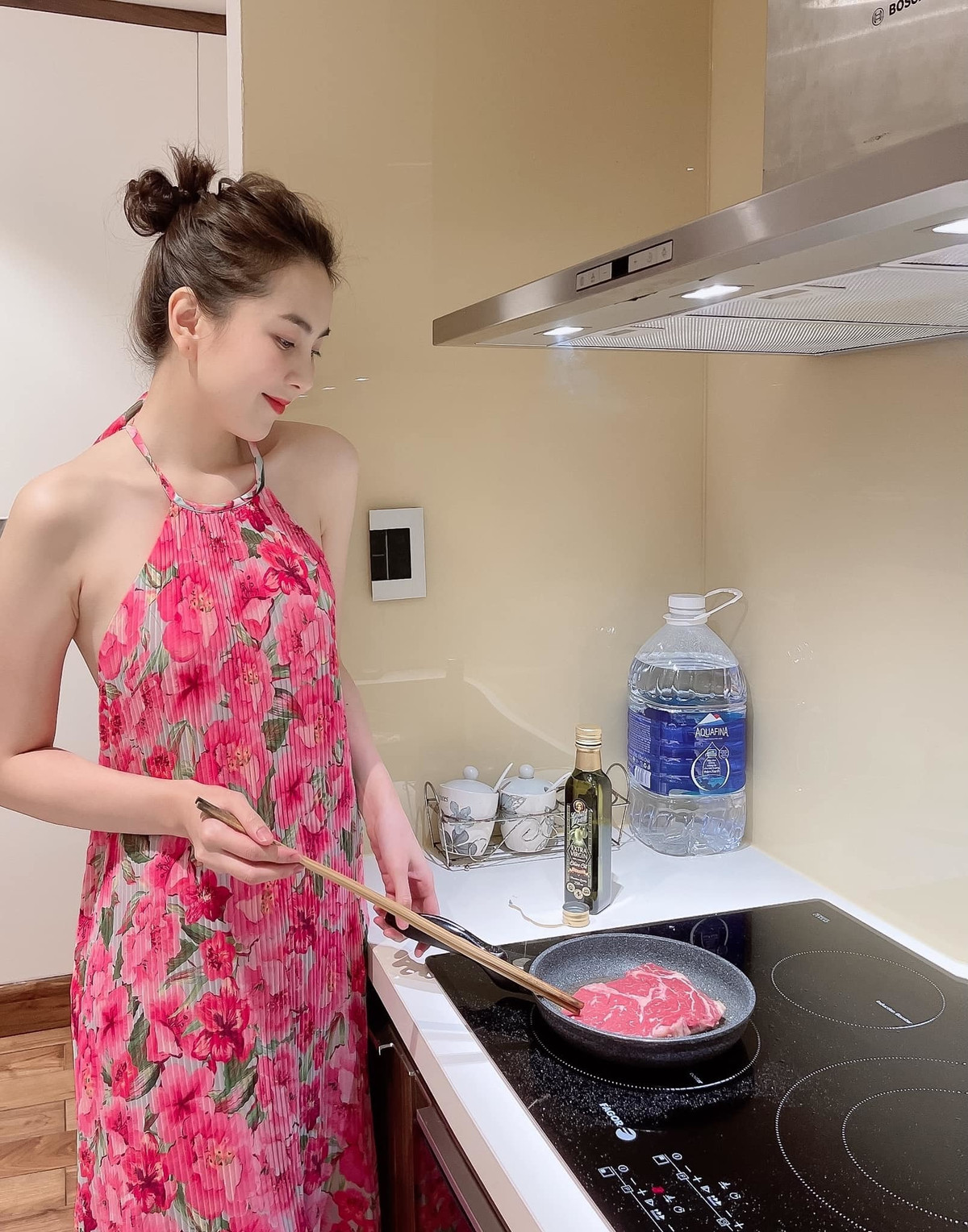 BTV Mai Ngọc mặc váy cổ yếm nấu ăn.